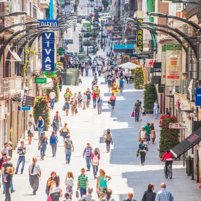 Descubre cómo identificar oportunidades de franquicia en ciudades secundarias y aprovechar mercados con menor competencia.